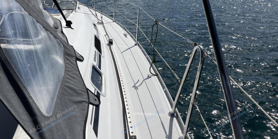 Bénéteau Oceanis 393 Clipper : Starboard companionway seen from the cockpit Bénéteau Oceanis 393 Clipper : Starboard companionway seen from the cockpit