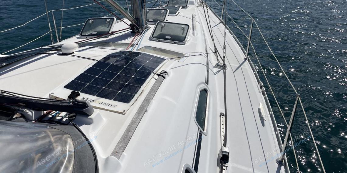 Bénéteau Oceanis 393 Clipper : Starboard companionway other view Bénéteau Oceanis 393 Clipper : Starboard companionway other view