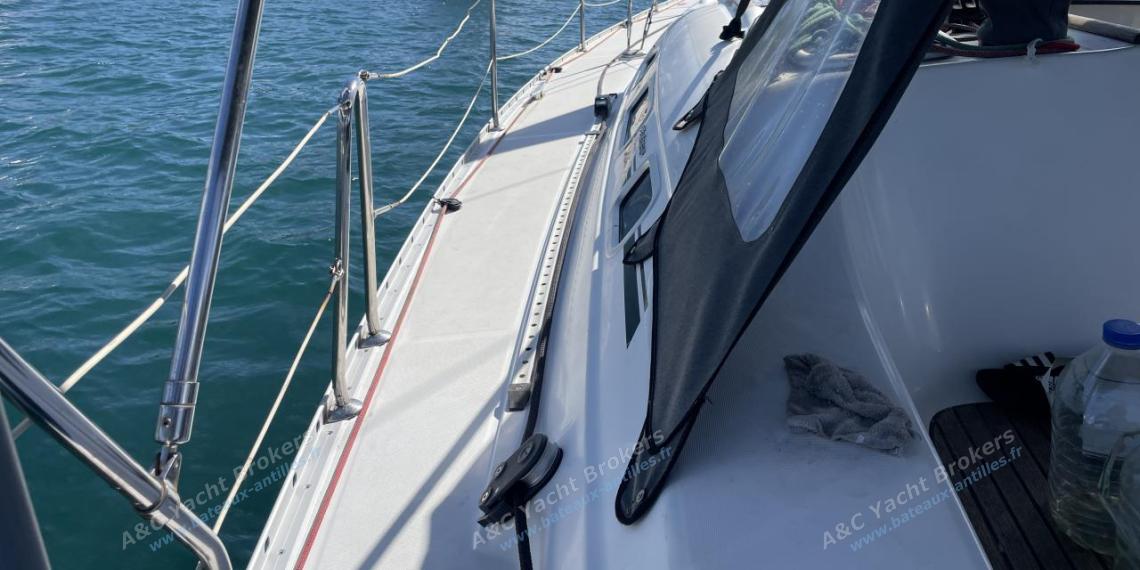 Bénéteau Oceanis 393 Clipper : Port companionway seen from the cockpit Bénéteau Oceanis 393 Clipper : Port companionway seen from the cockpit