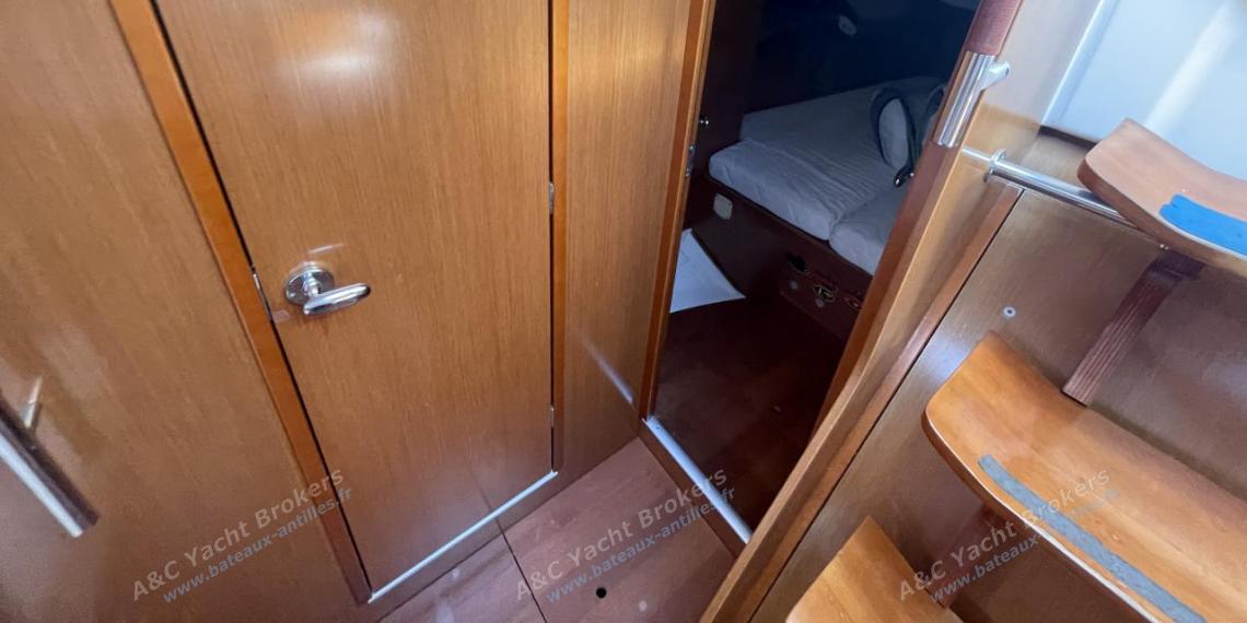 Bénéteau Oceanis 40 : Aft starboard cabin access Bénéteau Oceanis 40 : Aft starboard cabin access