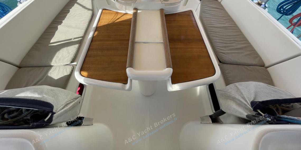 Bénéteau Oceanis 411 Celebration : Cockpit table Bénéteau Oceanis 411 Celebration : Cockpit table