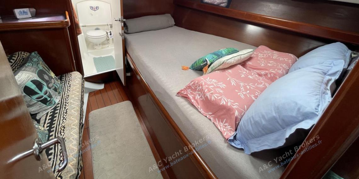Bénéteau Oceanis 411 Celebration : Bed in forward cabin Bénéteau Oceanis 411 Celebration : Bed in forward cabin