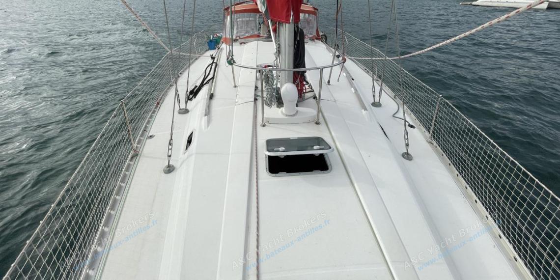 Bénéteau Oceanis 440 : Roof and mast seen from the staysail system Bénéteau Oceanis 440 : Roof and mast seen from the staysail system