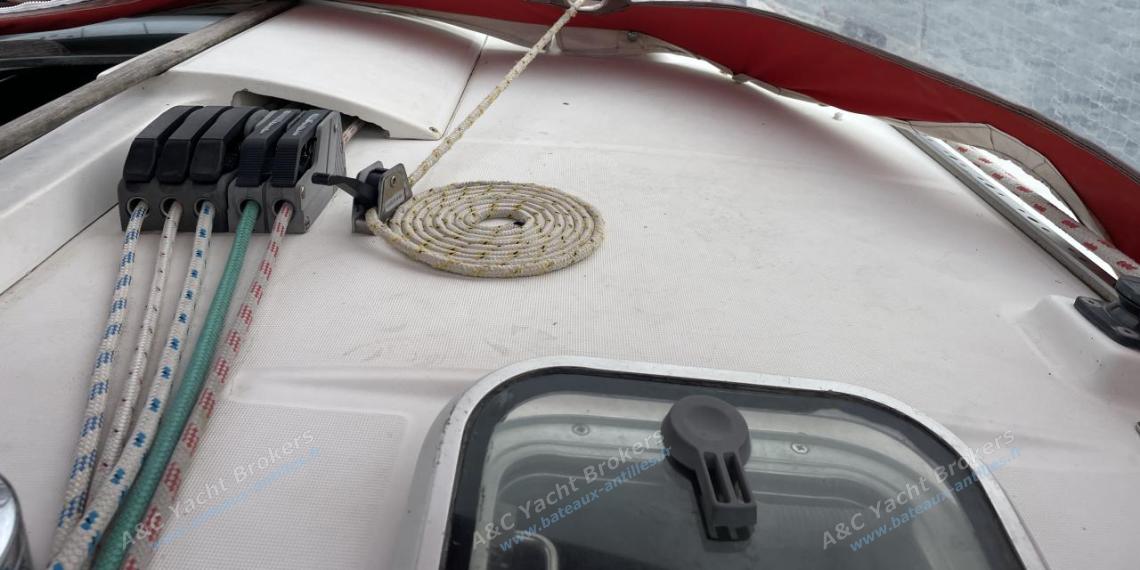 Bénéteau Oceanis 440 : Starboard clam cleats on roof Bénéteau Oceanis 440 : Starboard clam cleats on roof
