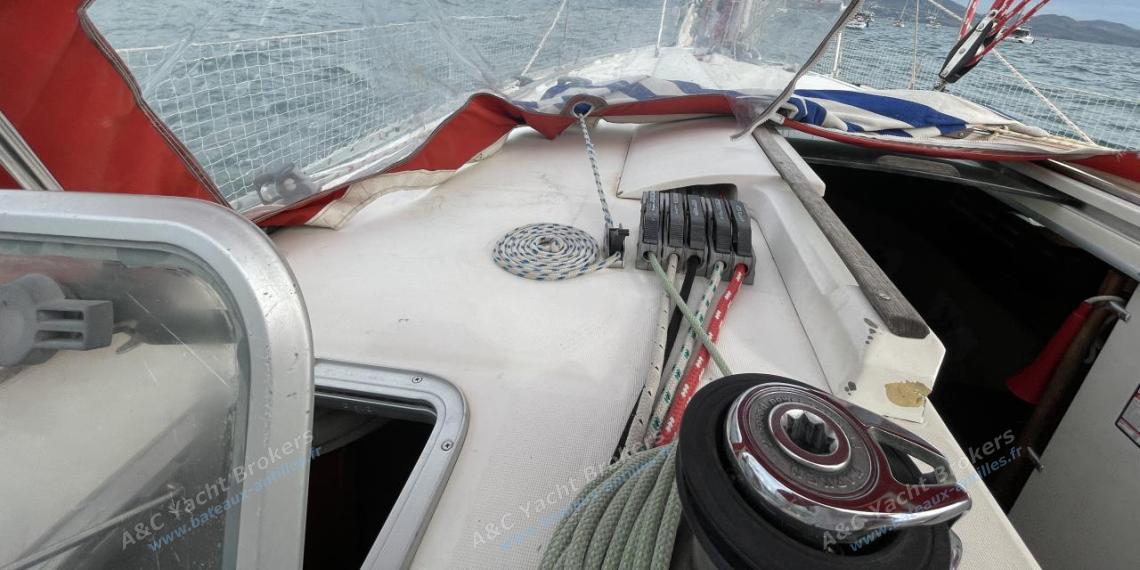 Bénéteau Oceanis 440 : Port clam cleats and winche on roof Bénéteau Oceanis 440 : Port clam cleats and winche on roof