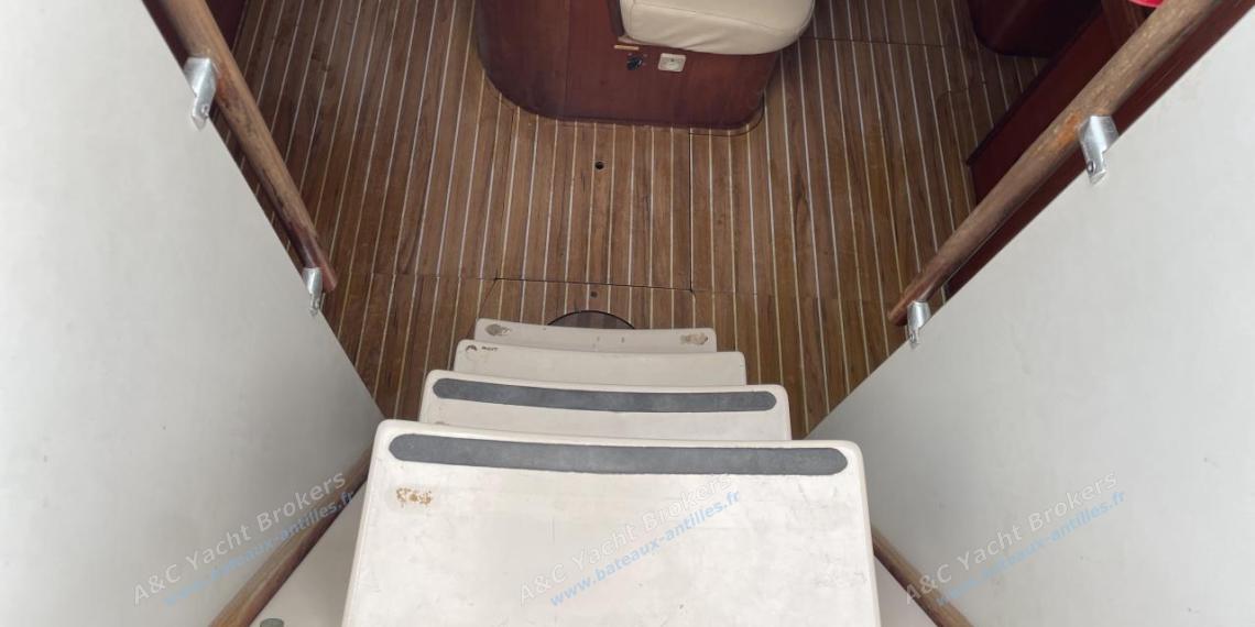 Bénéteau Oceanis 440 : Saloon seen from the cockpit Bénéteau Oceanis 440 : Saloon seen from the cockpit