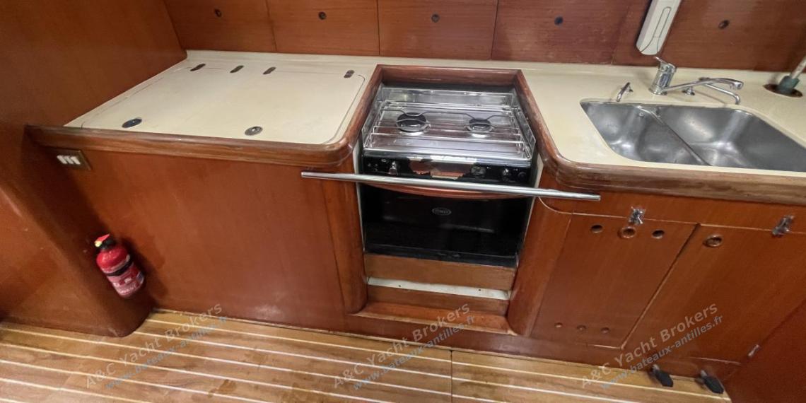 Bénéteau Oceanis 440 : Galley long shape on port Bénéteau Oceanis 440 : Galley long shape on port
