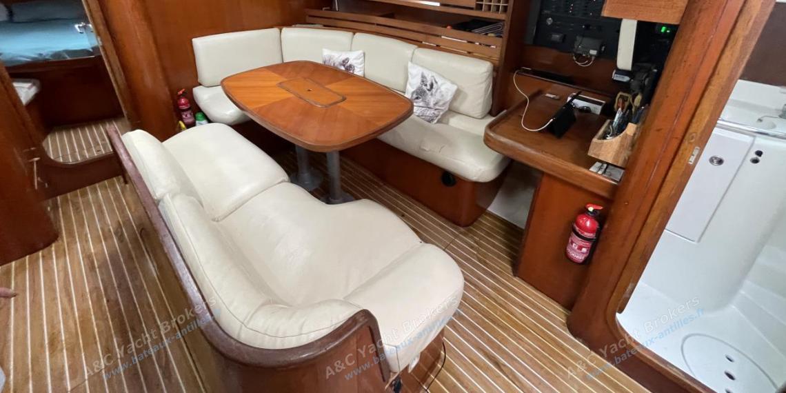 Bénéteau Oceanis 440 : Saloon seen from the galley Bénéteau Oceanis 440 : Saloon seen from the galley