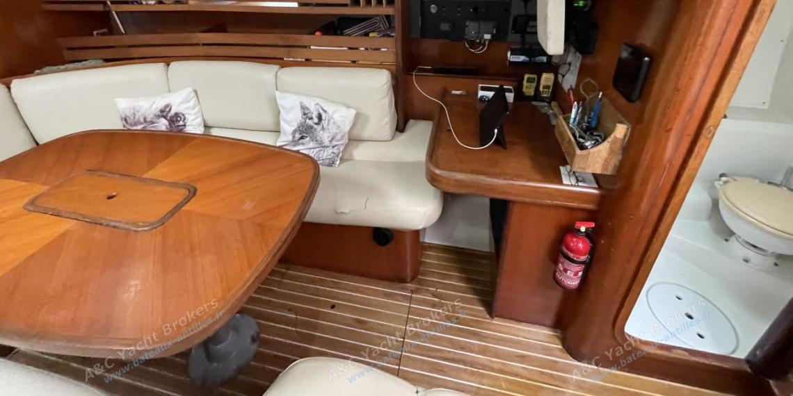 Bénéteau Oceanis 440 : Charts table on starboard Bénéteau Oceanis 440 : Charts table on starboard