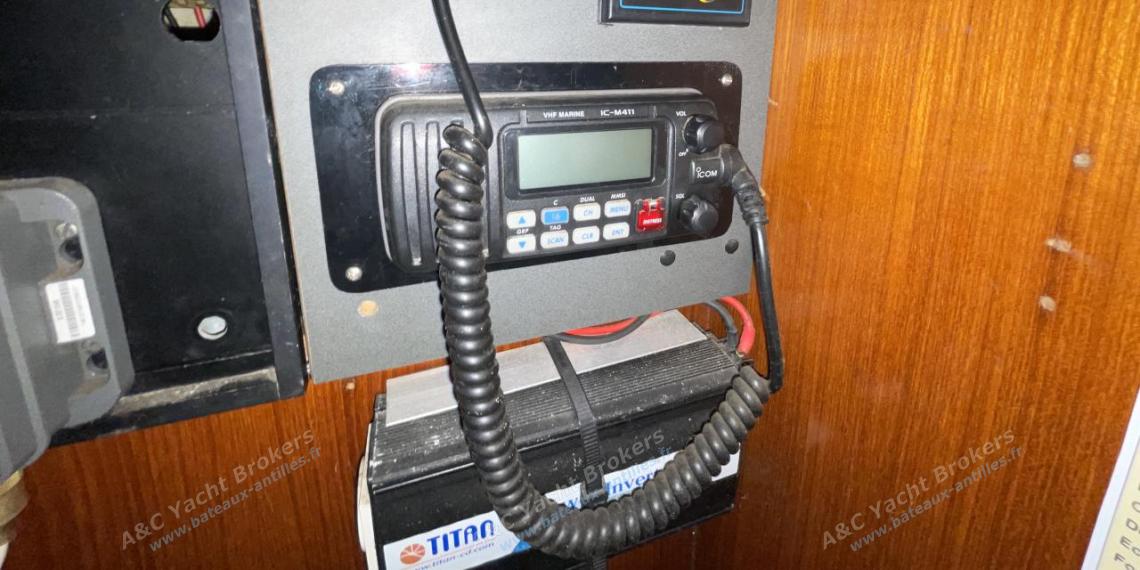 Bénéteau Oceanis 440 : VHF at charts table Bénéteau Oceanis 440 : VHF at charts table