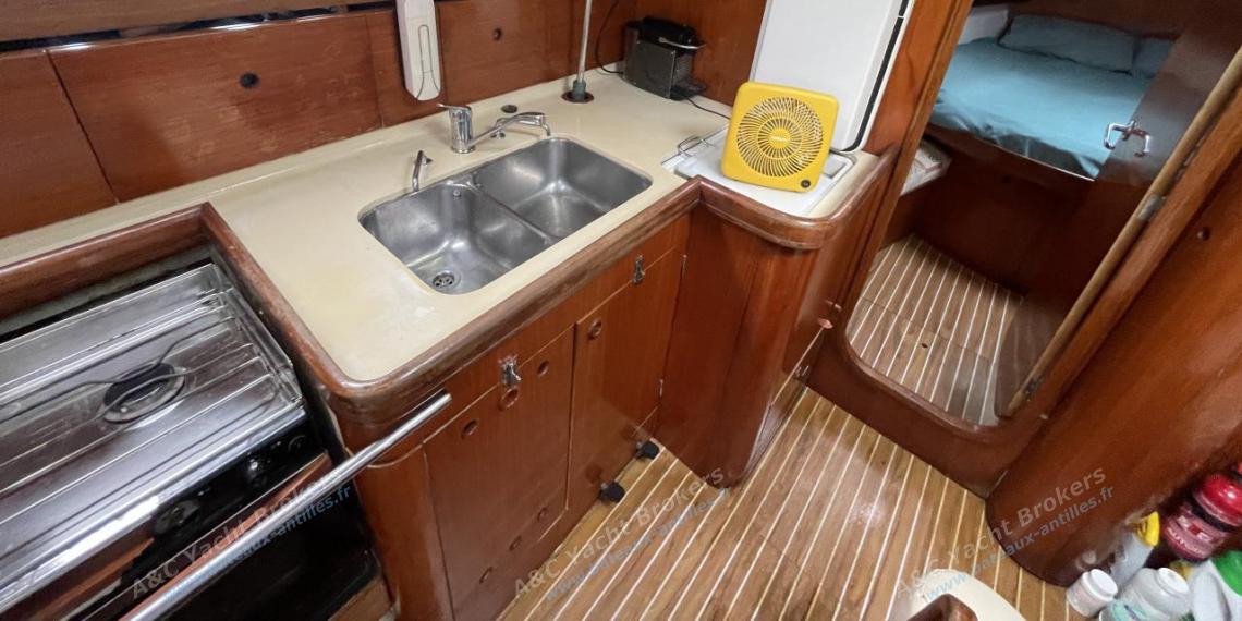 Bénéteau Oceanis 440 : Galley other view Bénéteau Oceanis 440 : Galley other view