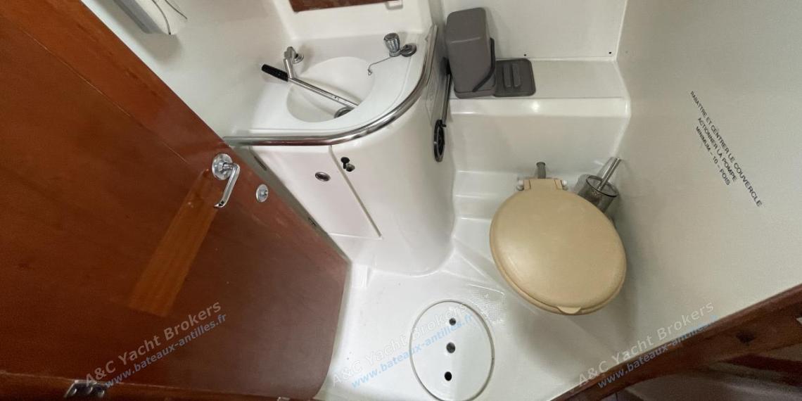Bénéteau Oceanis 440 : Shower room other view Bénéteau Oceanis 440 : Shower room other view