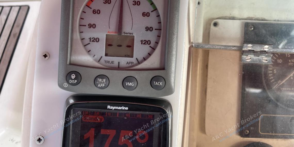 Bénéteau Oceanis 440 : Electronics at helm station Bénéteau Oceanis 440 : Electronics at helm station