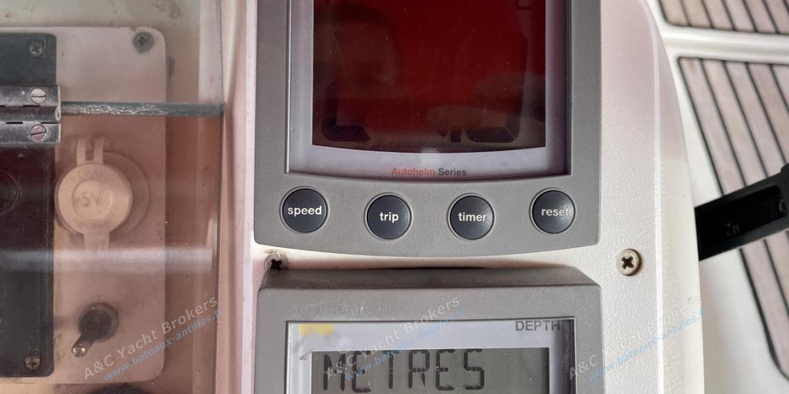 Bénéteau Oceanis 440 : Electronics at helm station other view Bénéteau Oceanis 440 : Electronics at helm station other view