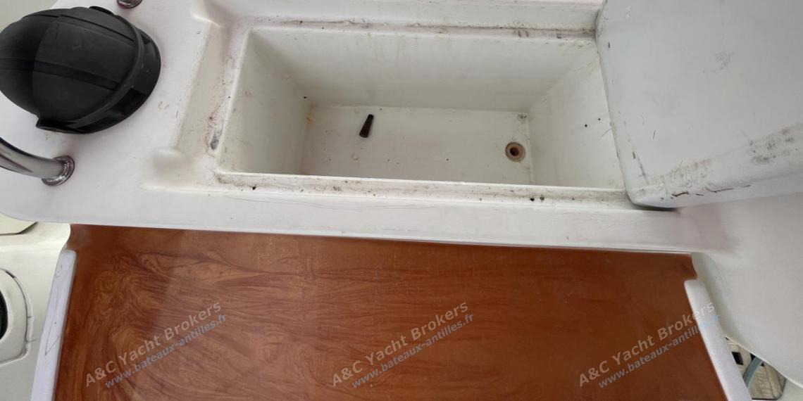 Bénéteau Oceanis 440 : Cockpit table Bénéteau Oceanis 440 : Cockpit table