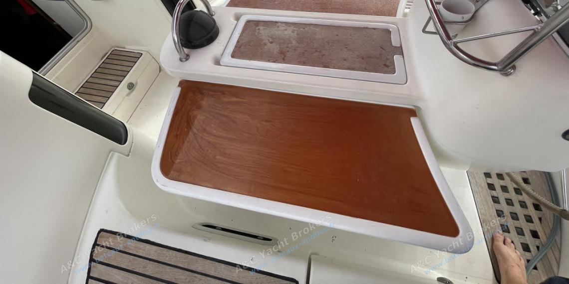 Bénéteau Oceanis 440 : Cockpit table other view Bénéteau Oceanis 440 : Cockpit table other view