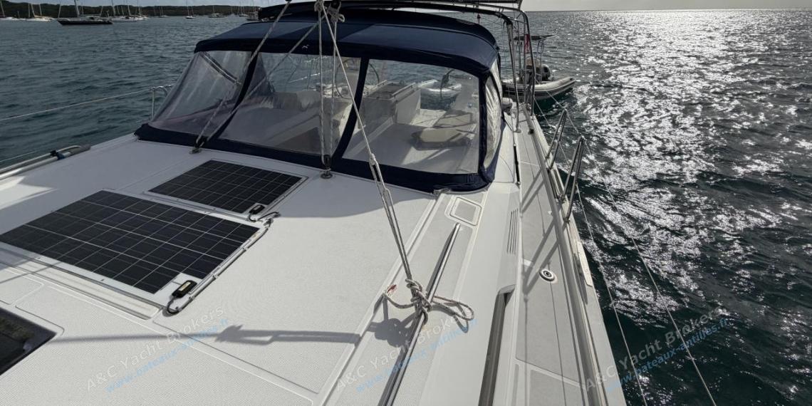 Bénéteau Oceanis 46.1 : Dodger and roof seen from the port companionway Bénéteau Oceanis 46.1 : Dodger and roof seen from the port companionway