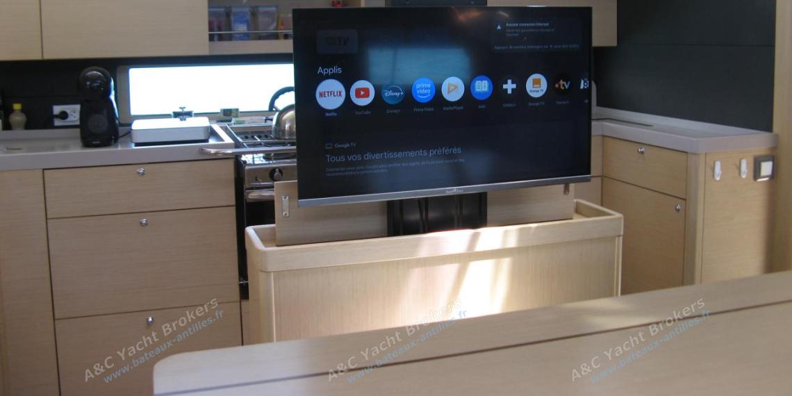 Bénéteau Oceanis 46.1 : Flat screen TV retractable in saloon Bénéteau Oceanis 46.1 : Flat screen TV retractable in saloon