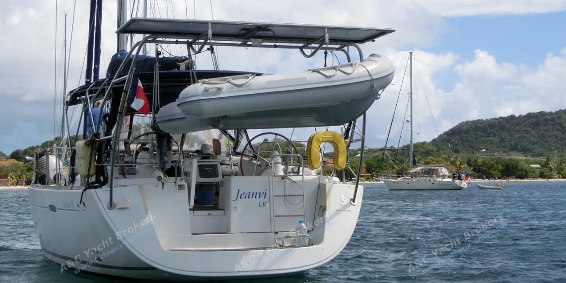 Oceanis 46: Solar panels and dinghy davits Oceanis 46: Solar panels and dinghy davits