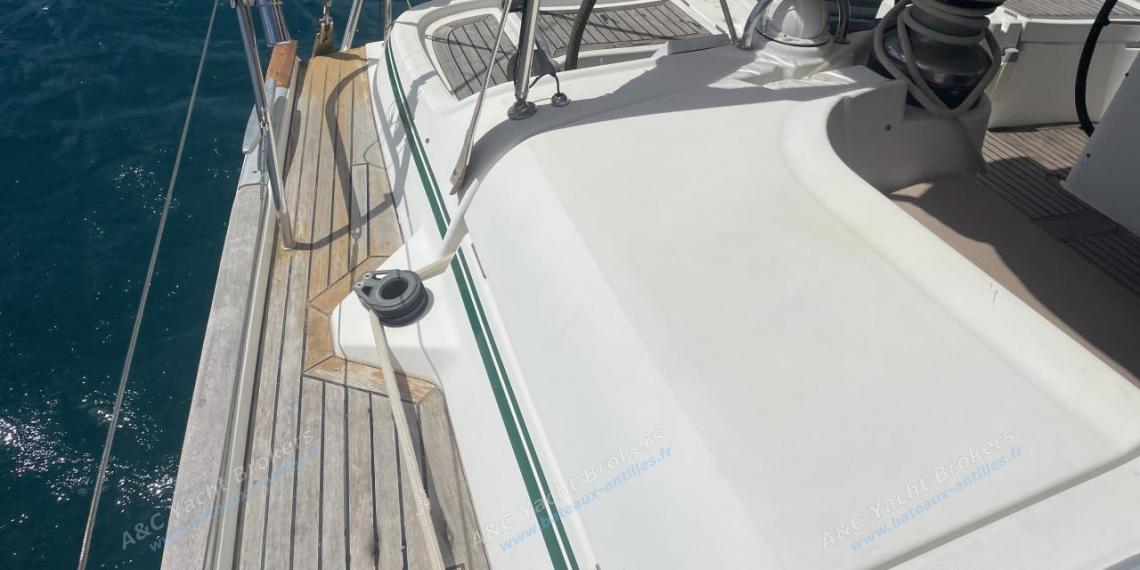 Bénéteau Oceanis 523 :Starboard helm station seen from starboard companionway Bénéteau Oceanis 523 :Starboard helm station seen from starboard companionway