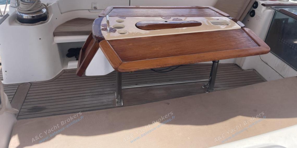 Bénéteau Oceanis 523 : Cockpit table Bénéteau Oceanis 523 : Cockpit table