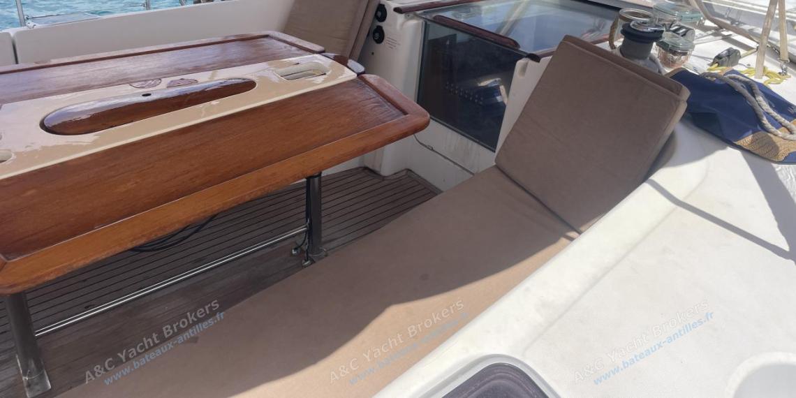 Bénéteau Oceanis 523 : Cockpit table other view Bénéteau Oceanis 523 : Cockpit table other view