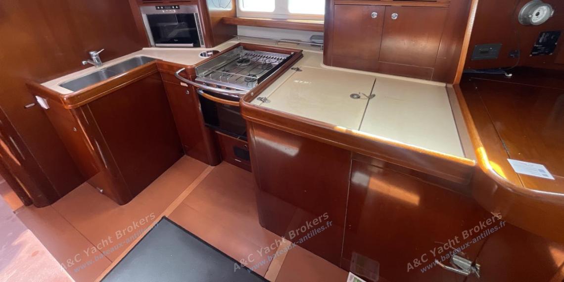 Bénéteau Oceanis 523 : Galley long shape on starboard Bénéteau Oceanis 523 : Galley long shape on starboard