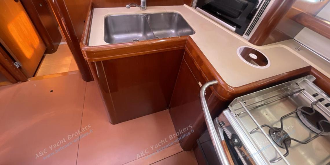 Bénéteau Oceanis 523 : Galley other view Bénéteau Oceanis 523 : Galley other view