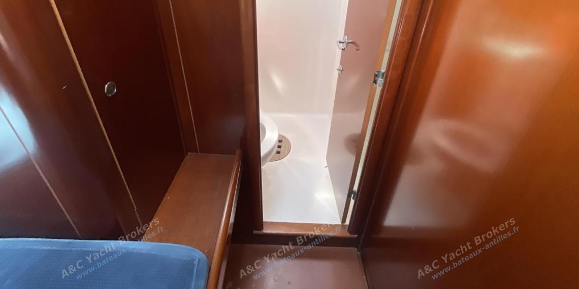 Bénéteau Oceanis 523 : Port forward shower room seen from the cabin Bénéteau Oceanis 523 : Port forward shower room seen from the cabin