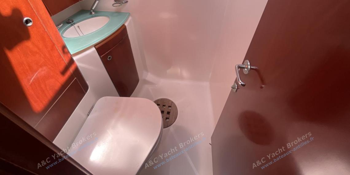 Bénéteau Oceanis 523 : Port forward shower room Bénéteau Oceanis 523 : Port forward shower room