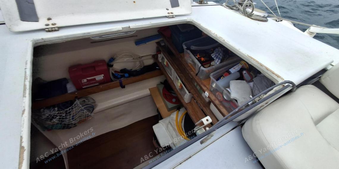 Outremer 38/40 : Aft starboard storage seen from the cockpit Outremer 38/40 : Aft starboard storage seen from the cockpit