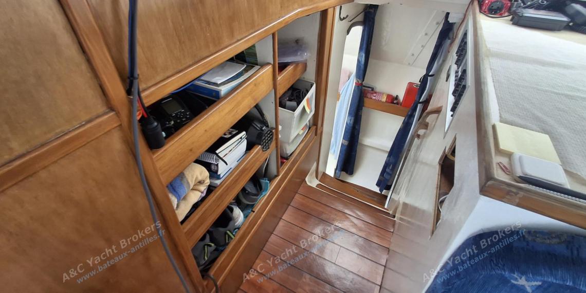 Outremer 38/40 : Port hull access from the saloon Outremer 38/40 : Port hull access from the saloon