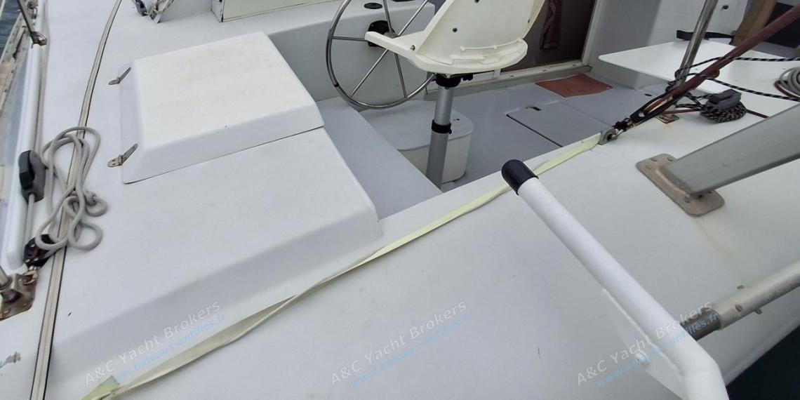 Outremer 38/40 : Helm station seen from the port skirt Outremer 38/40 : Helm station seen from the port skirt