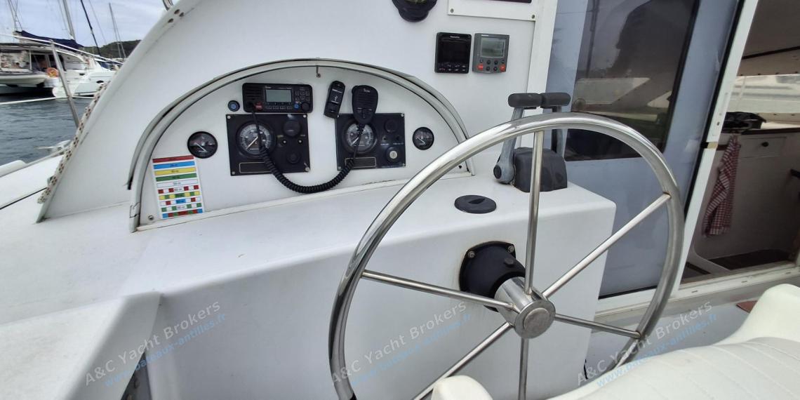 Outremer 38/40 : Helm station other view Outremer 38/40 : Helm station other view