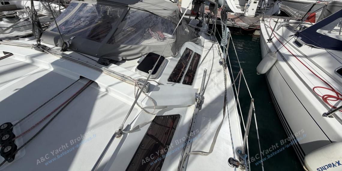 Alubat Ovni 39 : Roof seen from the port companionway other view Alubat Ovni 39 : Roof seen from the port companionway other view