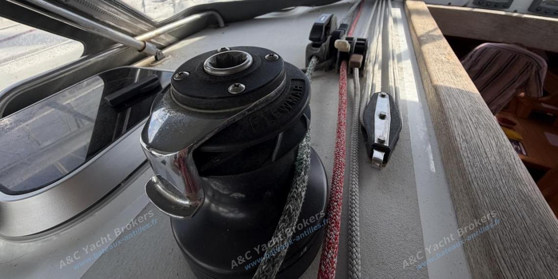 Alubat Ovni 39 : Port winche on roof Alubat Ovni 39 : Port winche on roof