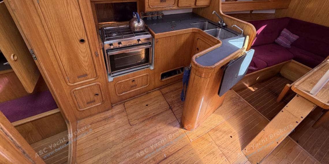 Alubat Ovni 39 : Galley U shape on port Alubat Ovni 39 : Galley U shape on port