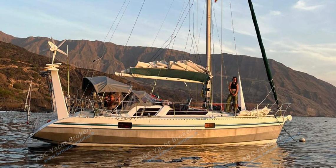 Alubat Ovni 39 : At anchor Alubat Ovni 39 : At anchor