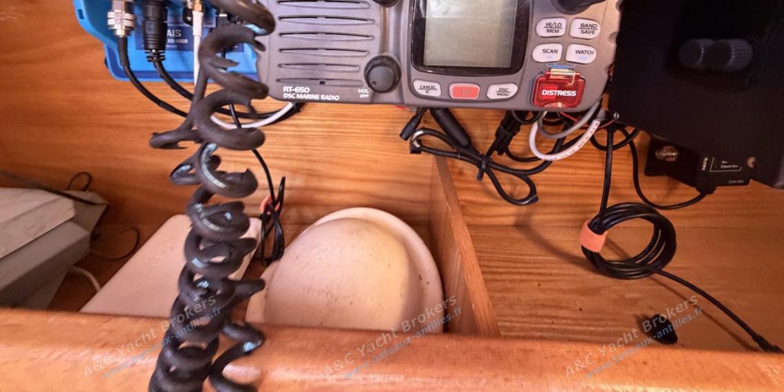 Alubat Ovni 39 : VHF at charts table Alubat Ovni 39 : VHF at charts table