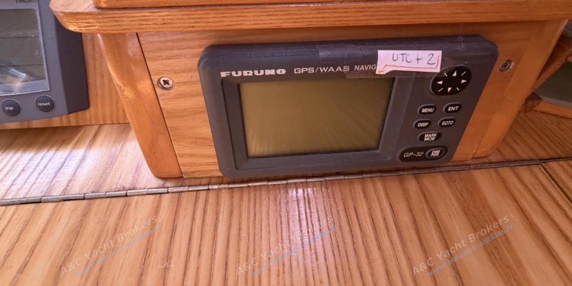 Alubat Ovni 39 : Furuno GPS at charts table Alubat Ovni 39 : Furuno GPS at charts table