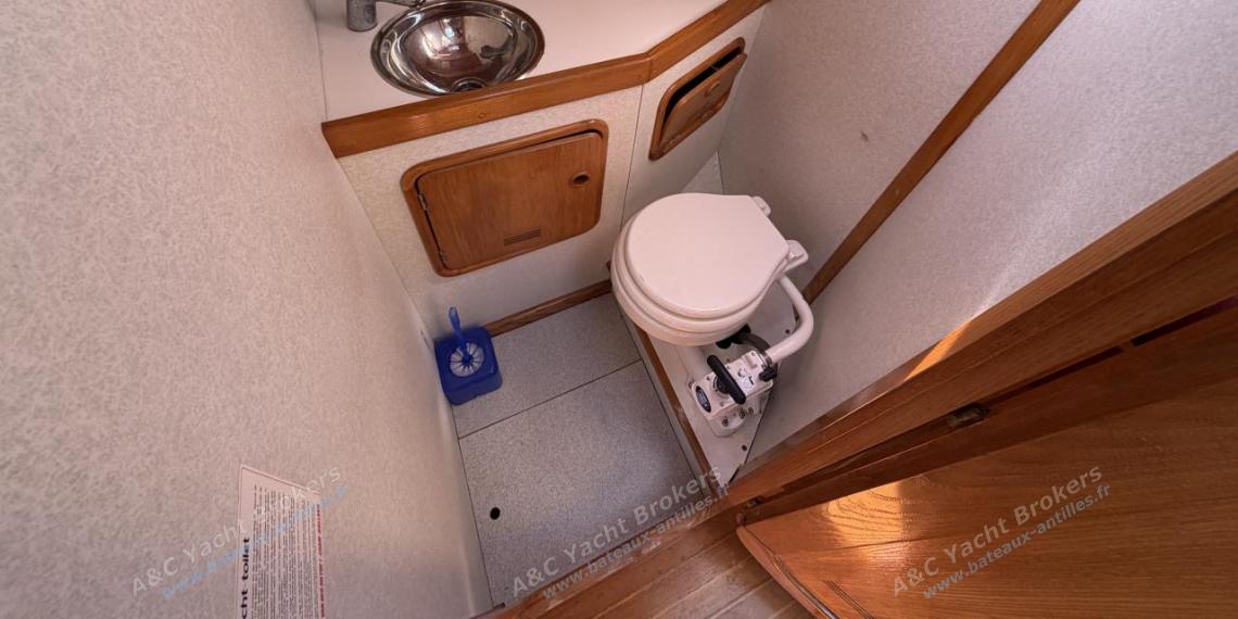 Alubat Ovni 39 : Forward shower room Alubat Ovni 39 : Forward shower room