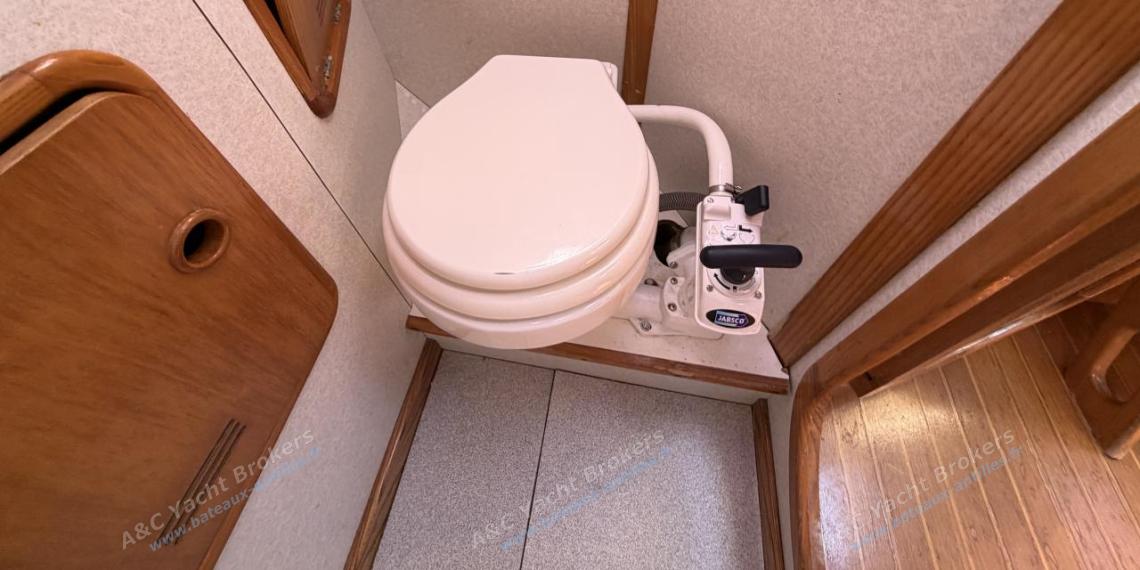 Alubat Ovni 39 : Aft shower room Alubat Ovni 39 : Aft shower room