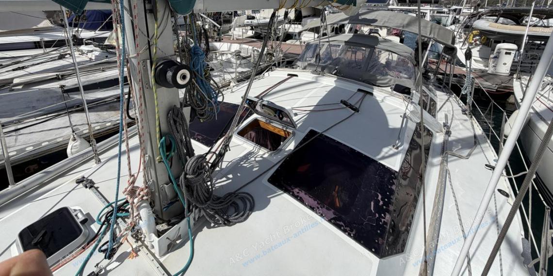 Alubat Ovni 39 : Roof seen from the port companionway Alubat Ovni 39 : Roof seen from the port companionway