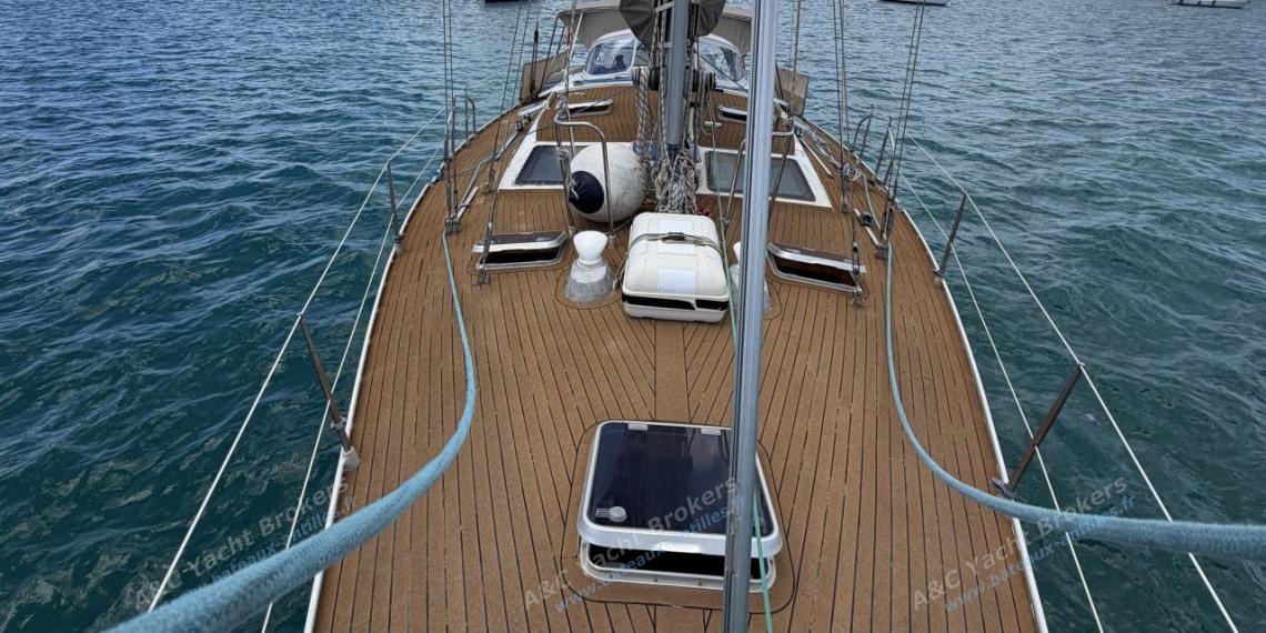 Alubat Ovni 43 : Roof seen from the furling stay sail Alubat Ovni 43 : Roof seen from the furling stay sail