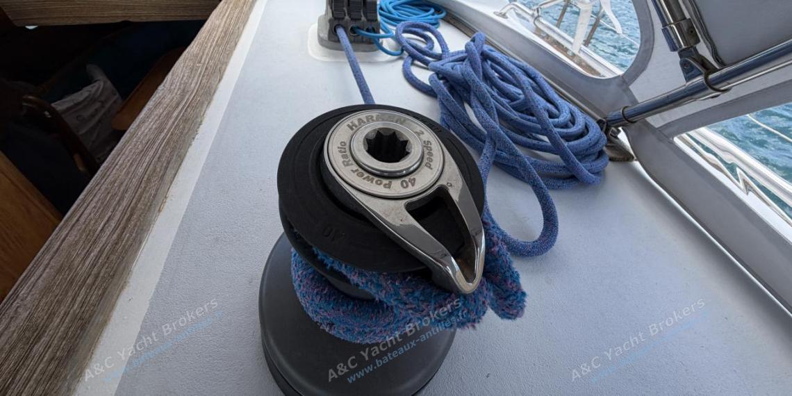 Alubat Ovni 43 : Starboard winche on roof Alubat Ovni 43 : Starboard winche on roof
