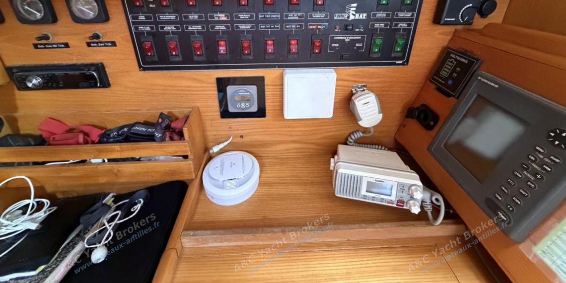 Alubat Ovni 43 : Electronics at charts table Alubat Ovni 43 : Electronics at charts table