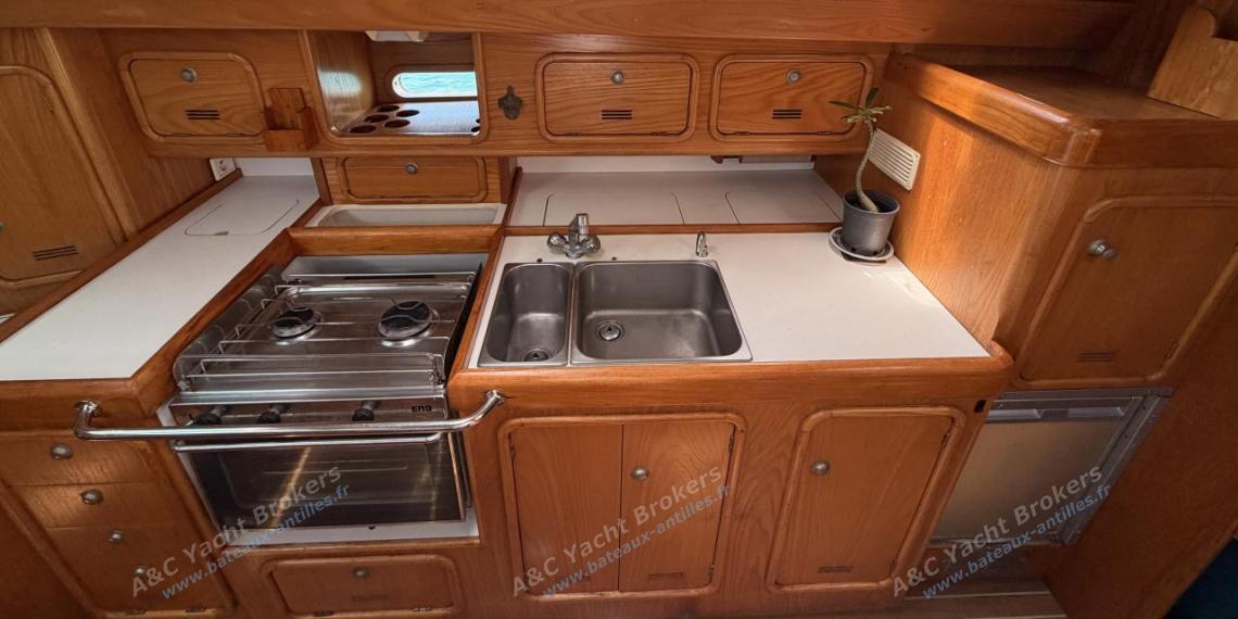 Alubat Ovni 43 : Galley long shape on starboard Alubat Ovni 43 : Galley long shape on starboard