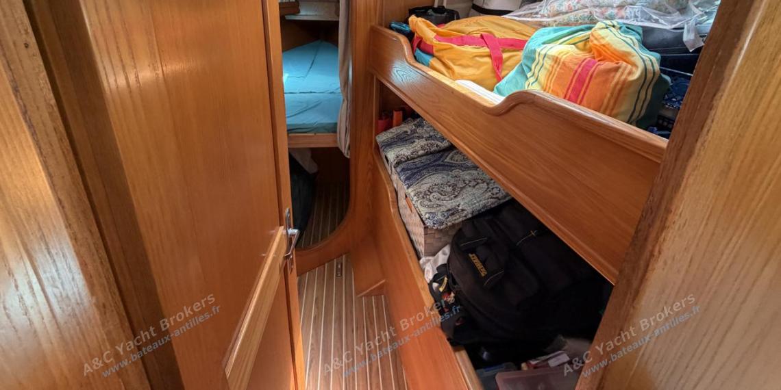 Alubat Ovni 43 : Two bunks beds and storages Alubat Ovni 43 : Two bunks beds and storages