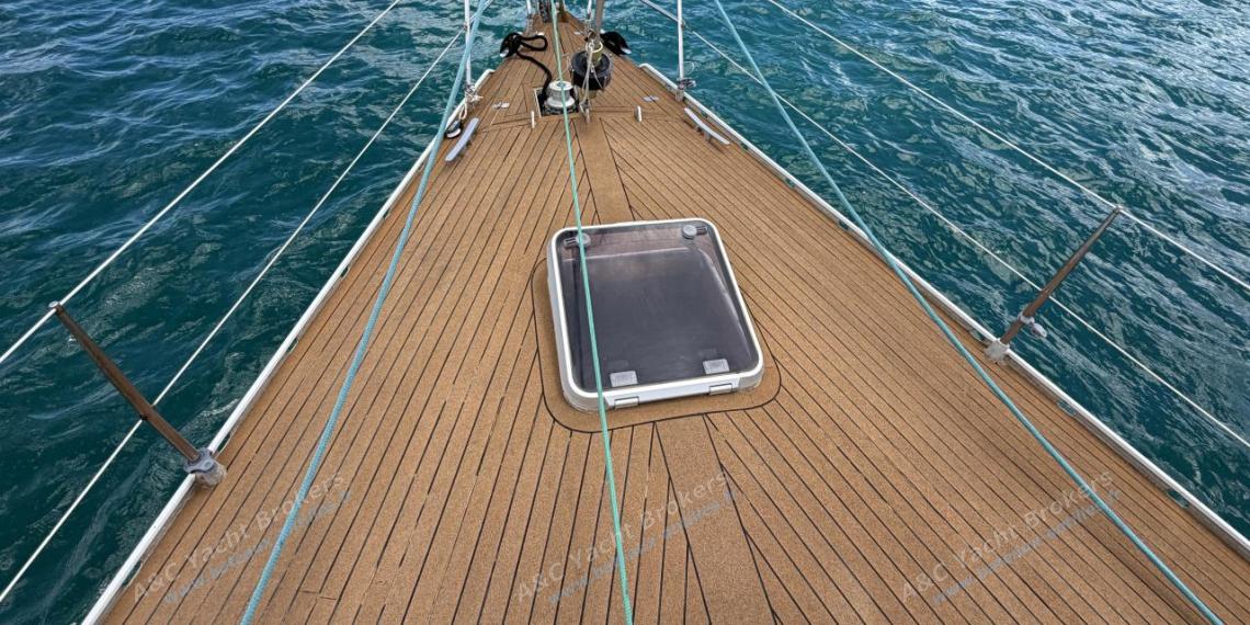 Alubat Ovni 43 : Forward deck Alubat Ovni 43 : Forward deck