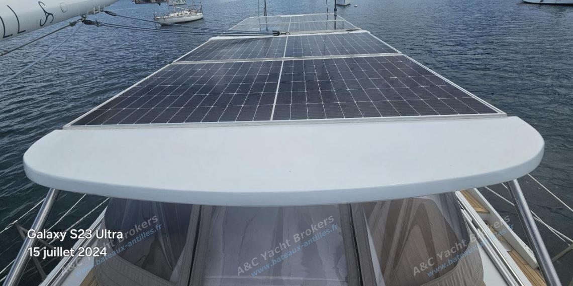 Wauquiez Pilote Saloon 60 : Solar panels on bimini Wauquiez Pilote Saloon 60 : Solar panels on bimini